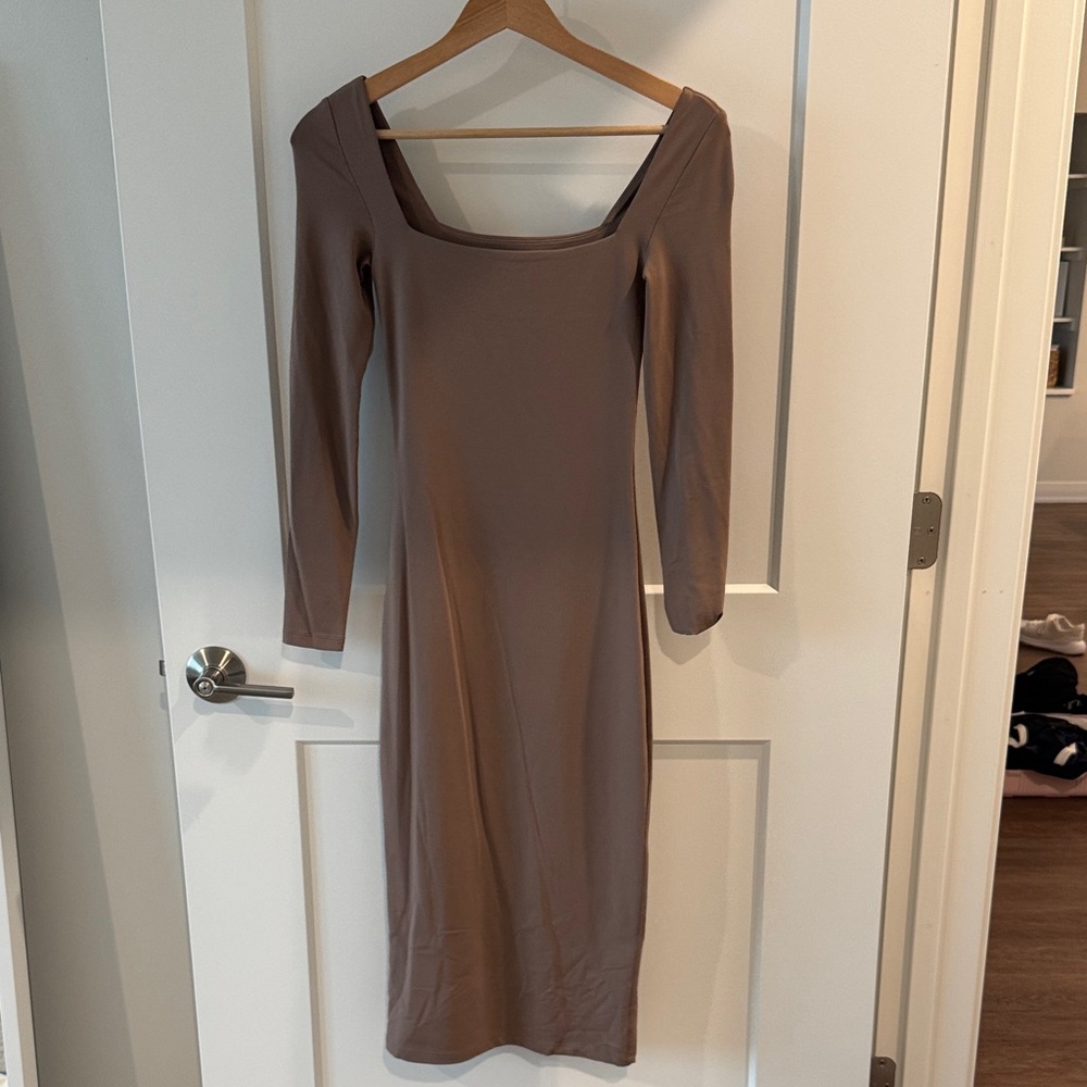 Aritzia Contour Elegant Brown Long Sleeve Dress